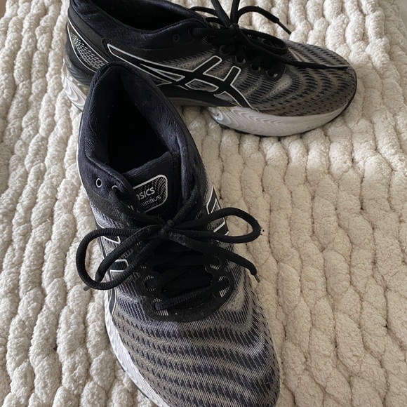 ASICS Women’s Gel Nimbus 22 Black and White Sneakers - Picture 4 of 9